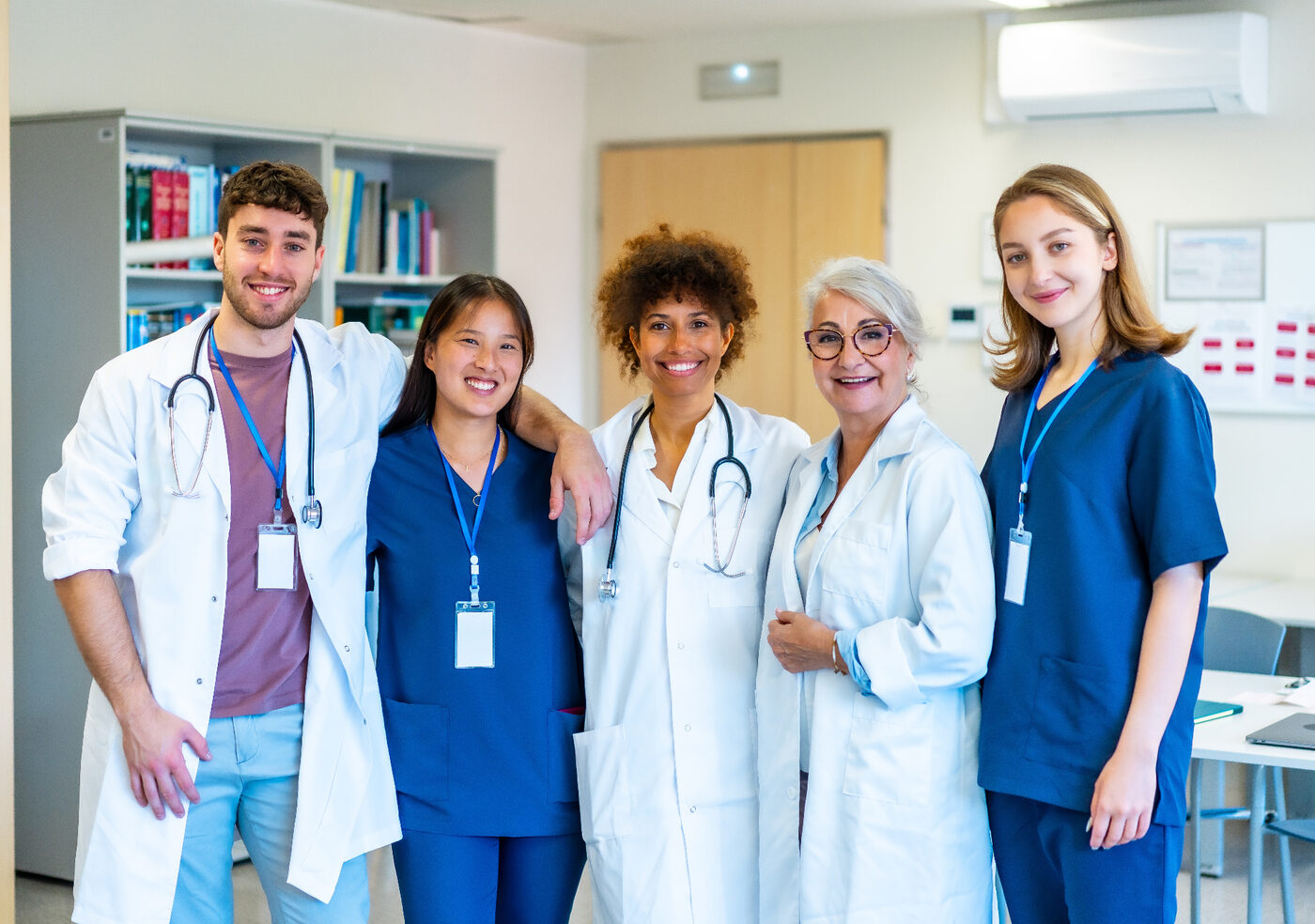 Ein Team im klinischen Arbeitsumfeld